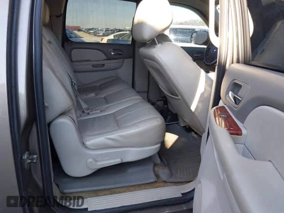 2011 Chevrolet Suburban LT z VIN 1GNSCJE09BR344091, wystawiony jako IAAI lot #41605909 z przebiegiem 312 559 mil mil oraz . Historia ofert i sprzedaży dostępna na DreamBid. Obrazek 8.