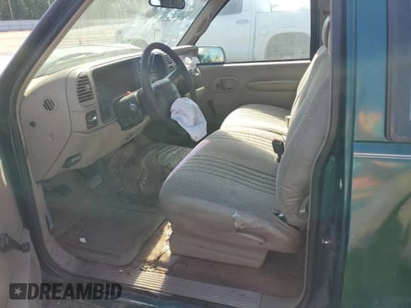 1998 GMC Sierra 1500 z VIN 1GTEC19W4WE521888, wystawiony jako Copart lot #53161505 z przebiegiem 985 004 mil mil oraz Szkoda całkowita • Salvage title. Historia ofert i sprzedaży dostępna na DreamBid. Obrazek 7.