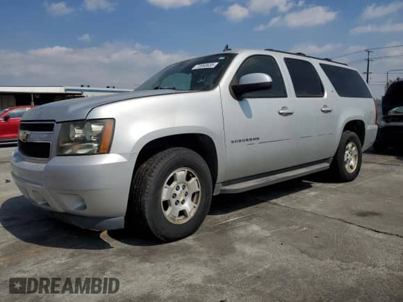 2010 Chevrolet Suburban LT z VIN 1GNUCJE04AR216753, wystawiony jako Copart lot #72060635 z przebiegiem 154 206 mil mil oraz Czysty tytuł • Clean title. Historia ofert i sprzedaży dostępna na DreamBid. Obrazek 1.