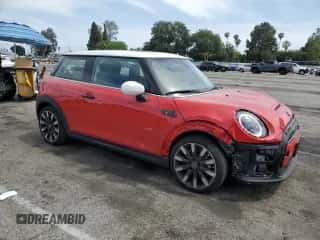 2024 MINI Hardtop Cooper SE with VIN WMW13DJ04R2V85696, listed as a Copart auction lot 56584005 with 4,967 mi miles and Salvage title. Bid and sale history available at DreamBid. Image 4.