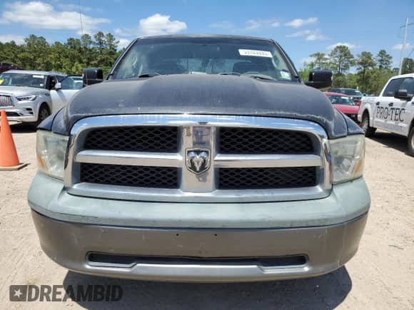 2010 Dodge 1500 ST z VIN 1D7RB1GK5AS141284, wystawiony jako Copart lot #53103935 z przebiegiem 244 913 mil mil oraz Czysty tytuł • Clean title. Historia ofert i sprzedaży dostępna na DreamBid. Obrazek 5.