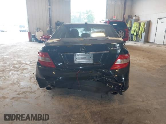 2011 Mercedes-Benz C 300 Sport z VIN WDDGF8BB8BF531723, wystawiony jako IAAI lot #42970166 z przebiegiem 137 077 mil mil oraz . Historia ofert i sprzedaży dostępna na DreamBid. Obrazek 16.
