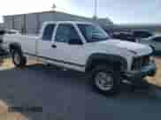 1998 Chevrolet Silverado 2500 z VIN 1GCGK29J0WE147043, wystawiony jako Copart lot #83372654 z przebiegiem 193 245 mil mil oraz Szkoda całkowita • Salvage title. Historia ofert i sprzedaży dostępna na DreamBid. Obrazek 4.