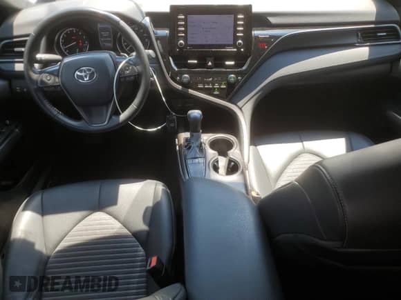 2023 Toyota Camry SE z VIN 4T1T11AK9PU724462, wystawiony jako Copart lot #63586135 z przebiegiem 31 224 mil mil oraz Szkoda całkowita • Salvage title. Historia ofert i sprzedaży dostępna na DreamBid. Obrazek 8.