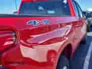 2024 Chevrolet Silverado 1500 LT z VIN 1GCRDDEK1RZ155405, wystawiony jako IAAI lot #43540237 z przebiegiem 50 431 mil mil oraz . Historia ofert i sprzedaży dostępna na DreamBid. Obrazek 52.