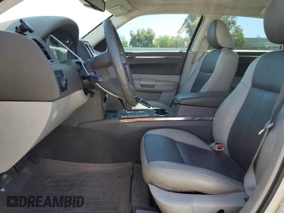 2008 Chrysler 300 Touring с VIN 2C3LA53GX8H262829, выставлен на аукционе Copart как лот 71099935 с пробегом 140 664 миль миль и Списание • Salvage title. История ставок и продаж доступна на DreamBid. Изображение 7.