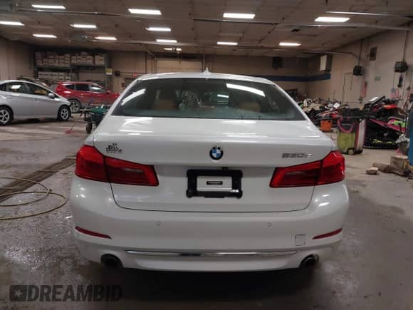 2019 BMW 5 Series 530e xDrive z VIN WBAJB1C51KB376190, wystawiony jako IAAI lot #41610326 z przebiegiem 22 089 mil mil oraz . Historia ofert i sprzedaży dostępna na DreamBid. Obrazek 16.