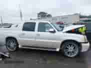 2003 Cadillac Escalade EXT z VIN 3GYEK63N63G130112, wystawiony jako IAAI lot #41761751 z przebiegiem Nie podano mil oraz . Historia ofert i sprzedaży dostępna na DreamBid. Obrazek 13.