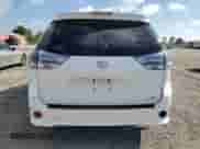 2018 Toyota Sienna SE z VIN 5TDXZ3DCXJS949564, wystawiony jako Copart lot #83834475 z przebiegiem 167 602 mil mil oraz Szkoda całkowita • Salvage title. Historia ofert i sprzedaży dostępna na DreamBid. Obrazek 6.