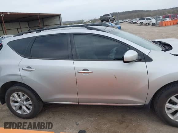2011 Nissan Murano SV z VIN JN8AZ1MWXBW171518, wystawiony jako IAAI lot #41794252 z przebiegiem 98 116 mil mil oraz . Historia ofert i sprzedaży dostępna na DreamBid. Obrazek 14.