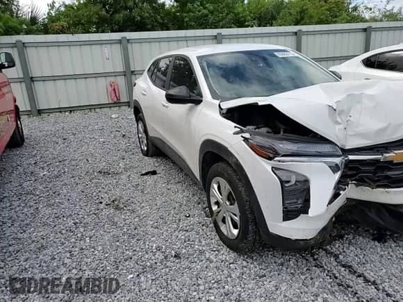 2024 Chevrolet Trax LS z VIN KL77LFE27RC198376, wystawiony jako Copart lot #85663115 z przebiegiem 15 791 mil mil oraz Nie do naprawy • Non repairable. Historia ofert i sprzedaży dostępna na DreamBid. Obrazek 14.