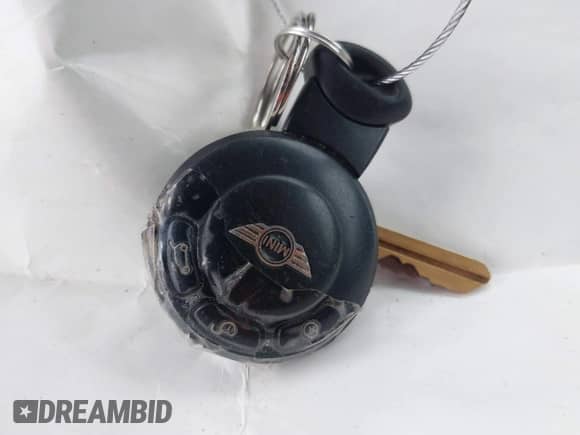 2009 MINI Hardtop with VIN WMWMF33539TW76329, listed as a IAAI auction lot 42512079 with 94,865 mi miles and . Bid and sale history available at DreamBid. Image 11.