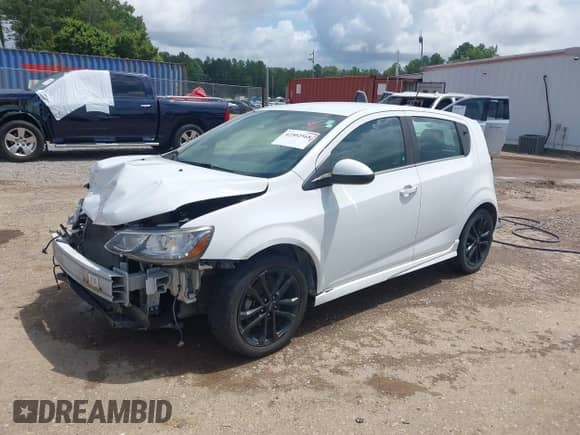 2018 Chevrolet Sonic Premier z VIN 1G1JF6SB6J4121932, wystawiony jako IAAI lot #42502568 z przebiegiem 93 055 mil mil oraz . Historia ofert i sprzedaży dostępna na DreamBid. Obrazek 2.