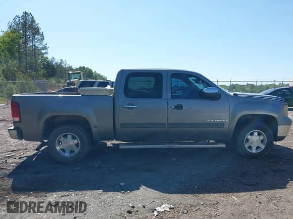 2007 GMC Sierra 1500 SLE1 z VIN 3GTEC13C87G544907, wystawiony jako IAAI lot #42017121 z przebiegiem 300 645 mil mil oraz . Historia ofert i sprzedaży dostępna na DreamBid. Obrazek 13.