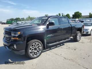 2017 Chevrolet Silverado 1500 LT z VIN 1GCUKRECXHF247215, wystawiony jako Copart lot #62274165 z przebiegiem 105 333 mil mil oraz Szkoda całkowita • Salvage title. Historia ofert i sprzedaży dostępna na DreamBid. Obrazek 1.