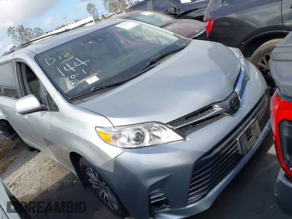 2020 Toyota Sienna XLE Auto Access Seat z VIN 5TDYZ3DCXLS077992, wystawiony jako IAAI lot #43121671 z przebiegiem 62 792 mil mil oraz . Historia ofert i sprzedaży dostępna na DreamBid. Obrazek 1.