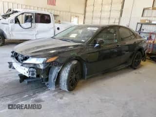 2021 Toyota Camry SE Nightshade z VIN 4T1G11AK2MU496415, wystawiony jako Copart lot #71031075 z przebiegiem 48 472 mil mil oraz Szkoda całkowita • Salvage title. Historia ofert i sprzedaży dostępna na DreamBid. Obrazek 1.