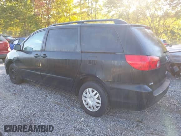 2010 Toyota Sienna CE z VIN 5TDKK4CC4AS296784, wystawiony jako IAAI lot #43375296 z przebiegiem 215 949 mil mil oraz . Historia ofert i sprzedaży dostępna na DreamBid. Obrazek 3.