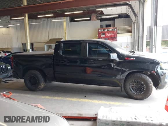 2022 Chevrolet Silverado 1500 RST with VIN 1GCUDEET8NZ622077, listed as a IAAI auction lot 42713780 with 46,022 mi miles and . Bid and sale history available at DreamBid. Image 13.