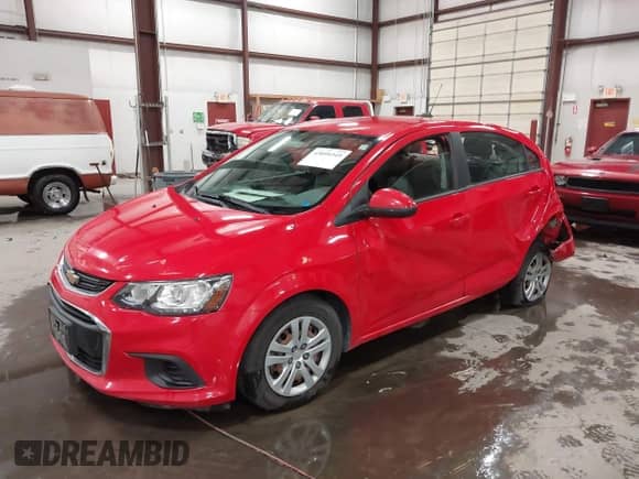 2017 Chevrolet Sonic LS z VIN 1G1JB5SH6H4147743, wystawiony jako IAAI lot #43099349 z przebiegiem 84 511 mil mil oraz . Historia ofert i sprzedaży dostępna na DreamBid. Obrazek 21.