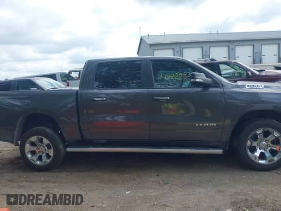 2019 Ram 1500 Big Horn z VIN 1C6SRFFT7KN919428, wystawiony jako IAAI lot #43045593 z przebiegiem 116 303 mil mil oraz . Historia ofert i sprzedaży dostępna na DreamBid. Obrazek 14.
