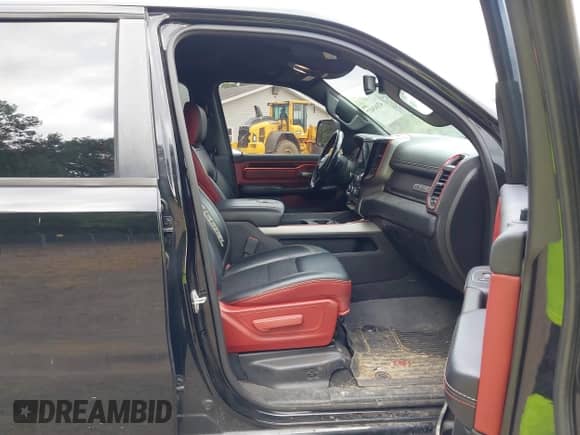 2019 Ram 1500 Rebel z VIN 1C6SRFET2KN705108, wystawiony jako IAAI lot #43163417 z przebiegiem 110 932 mil mil oraz . Historia ofert i sprzedaży dostępna na DreamBid. Obrazek 5.