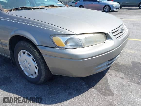 1997 Toyota Camry LE z VIN 4T1BG22KXVU063763, wystawiony jako IAAI lot #42149688 z przebiegiem 221 909 mil mil oraz . Historia ofert i sprzedaży dostępna na DreamBid. Obrazek 6.
