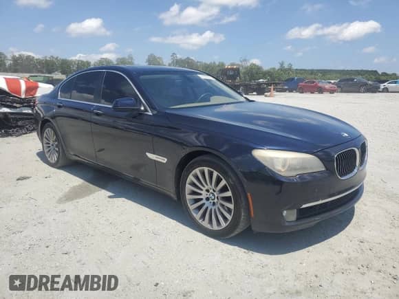 2010 BMW 7 Series 750i z VIN WBAKA8C52ACY35588, wystawiony jako Copart lot #61625825 z przebiegiem 149 974 mil mil oraz Czysty tytuł • Clean title. Historia ofert i sprzedaży dostępna na DreamBid. Obrazek 4.