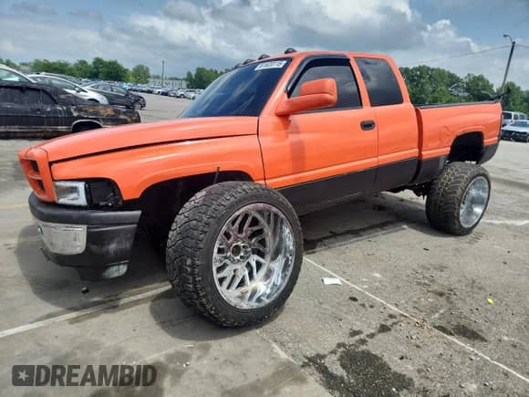 1998 Dodge 1500 z VIN 3B7HF12ZXWG126003, wystawiony jako Copart lot #61620115 z przebiegiem 210 781 mil mil oraz Szkoda całkowita • Salvage title. Historia ofert i sprzedaży dostępna na DreamBid. Obrazek 1.