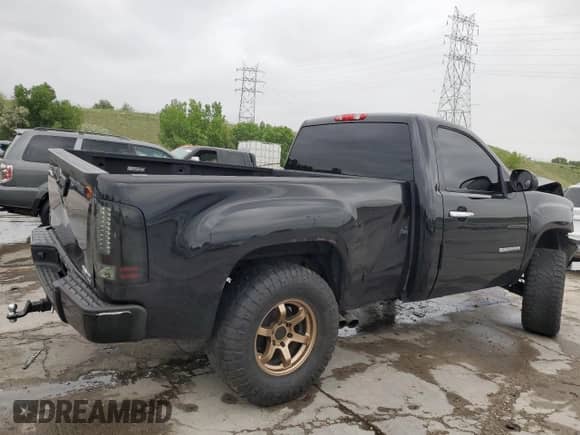 2013 GMC Sierra 1500 SLE z VIN 1GTN2VE09DZ106373, wystawiony jako Copart lot #59624525 z przebiegiem 163 658 mil mil oraz Szkoda całkowita • Salvage title. Historia ofert i sprzedaży dostępna na DreamBid. Obrazek 3.