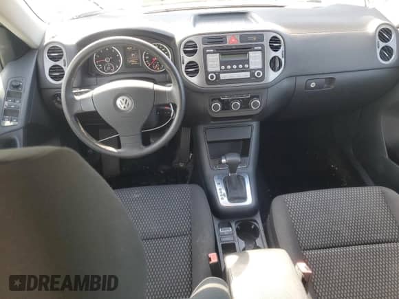 2010 Volkswagen Tiguan SE с VIN WVGBV7AX5AW522938, выставлен на аукционе Copart как лот 71200465 с пробегом 105 392 миль миль и Списание • Salvage title. История ставок и продаж доступна на DreamBid. Изображение 8.