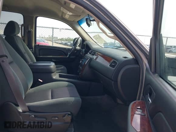 2009 Chevrolet Tahoe 2LT with VIN 1GNEC23379R258434, listed as a IAAI auction lot 41558672 with 133,646 mi miles and . Bid and sale history available at DreamBid. Image 5.