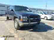 2000 Chevrolet Silverado 1500 LS z VIN 2GCEC19TXY1227986, wystawiony jako IAAI lot #43159851 z przebiegiem 300 863 mil mil oraz . Historia ofert i sprzedaży dostępna na DreamBid. Obrazek 1.