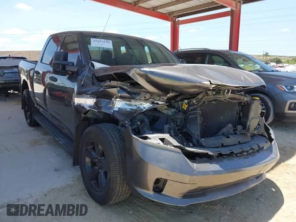 2018 Ram 1500 Express z VIN 1C6RR6KT3JS305402, wystawiony jako IAAI lot #42123190 z przebiegiem 52 898 mil mil oraz . Historia ofert i sprzedaży dostępna na DreamBid. Obrazek 1.