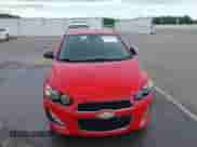 2013 Chevrolet Sonic RS z VIN 1G1JH6SB5D4158355, wystawiony jako IAAI lot #42234638 z przebiegiem 164 870 mil mil oraz . Historia ofert i sprzedaży dostępna na DreamBid. Obrazek 12.