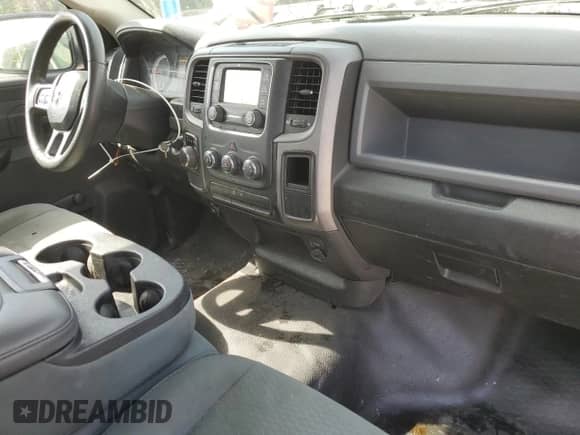 2020 Ram 1500 Tradesman z VIN 3C6JR6DG2LG290088, wystawiony jako Copart lot #89846575 z przebiegiem 155 846 mil mil oraz Czysty tytuł • Clean title. Historia ofert i sprzedaży dostępna na DreamBid. Obrazek 8.