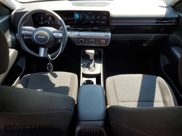 2025 Hyundai Kona SE с VIN KM8HACAB3SU217521, выставлен на аукционе Copart как лот 67071965 с пробегом 390 миль миль и Списание • Salvage title. История ставок и продаж доступна на DreamBid. Изображение 8.
