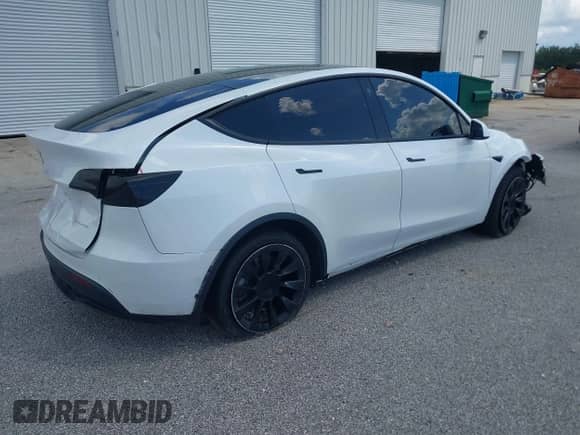 2022 Tesla Model Y Long Range z VIN 7SAYGDEE1NF385915, wystawiony jako IAAI lot #42458295 z przebiegiem 68 345 mil mil oraz . Historia ofert i sprzedaży dostępna na DreamBid. Obrazek 4.