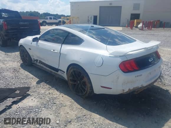 2018 Ford Mustang GT z VIN 1FA6P8CF2J5117979, wystawiony jako IAAI lot #43081843 z przebiegiem 76 969 mil mil oraz . Historia ofert i sprzedaży dostępna na DreamBid. Obrazek 3.