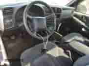 2002 Chevrolet S-10 z VIN 1GCCS14W228153611, wystawiony jako Copart lot #54957165 z przebiegiem 112 834 mil mil oraz Czysty tytuł • Clean title. Historia ofert i sprzedaży dostępna na DreamBid. Obrazek 8.