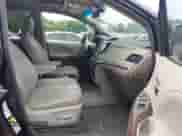 2012 Toyota Sienna XLE z VIN 5TDDK3DC9CS031735, wystawiony jako IAAI lot #42553720 z przebiegiem 286 348 mil mil oraz . Historia ofert i sprzedaży dostępna na DreamBid. Obrazek 5.