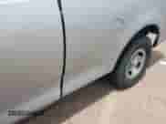 2002 Ford F-150 XL z VIN 1FTRX17212NB91563, wystawiony jako IAAI lot #42762900 z przebiegiem 185 485 mil mil oraz . Historia ofert i sprzedaży dostępna na DreamBid. Obrazek 6.