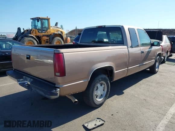 1996 GMC Sierra 1500 z VIN 1GTEC19R0TE524941, wystawiony jako IAAI lot #42827420 z przebiegiem 186 246 mil mil oraz . Historia ofert i sprzedaży dostępna na DreamBid. Obrazek 4.