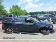 2018 Volvo S60 Inscription z VIN LYV402TK6JB173004, wystawiony jako IAAI lot #42641047 z przebiegiem 121 357 mil mil oraz . Historia ofert i sprzedaży dostępna na DreamBid. Obrazek 14.