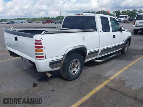 2000 Chevrolet Silverado 1500 LS z VIN 2GCEC19V0Y1193722, wystawiony jako IAAI lot #42232746 z przebiegiem Nie podano mil oraz . Historia ofert i sprzedaży dostępna na DreamBid. Obrazek 4.