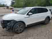 2024 Volkswagen Tiguan z VIN 3VVTB7AX3RM233619, wystawiony jako Copart lot #51043355 z przebiegiem 1 002 mil mil oraz Szkoda całkowita • Salvage title. Historia ofert i sprzedaży dostępna na DreamBid. Obrazek 1.