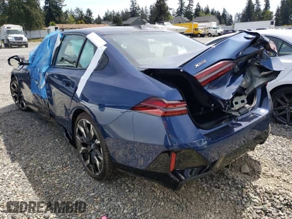 2025 BMW 5 Series с VIN WBA13FK06SCT74610, выставлен на аукционе Copart как лот 55362185 с пробегом Не указан миль и Списание • Salvage title. История ставок и продаж доступна на DreamBid. Изображение 2.