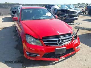 2014 Mercedes-Benz C 250 Sport z VIN WDDGF4HB5ER311488, wystawiony jako IAAI lot #43031325 z przebiegiem 108 139 mil mil oraz . Historia ofert i sprzedaży dostępna na DreamBid. Obrazek 1.