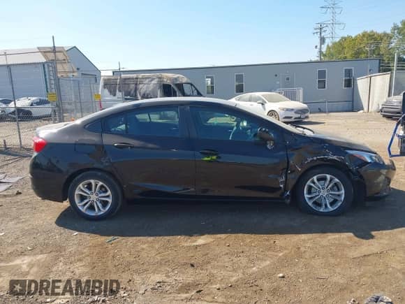 2019 Chevrolet Cruze LS z VIN 1G1BC5SM9K7152097, wystawiony jako IAAI lot #43197925 z przebiegiem 53 996 mil mil oraz . Historia ofert i sprzedaży dostępna na DreamBid. Obrazek 13.