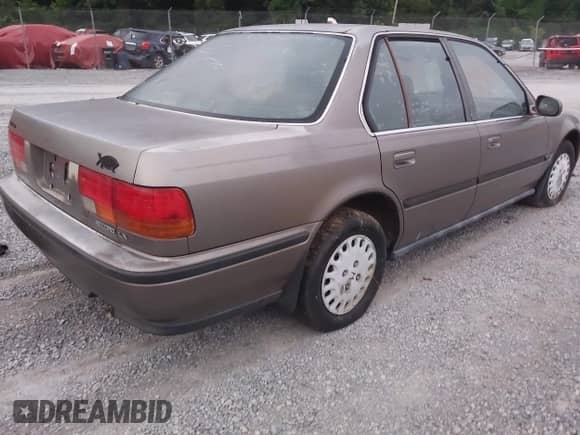 1993 Honda Accord LX z VIN JHMCB7650PC005838, wystawiony jako IAAI lot #42861998 z przebiegiem 217 028 mil mil oraz . Historia ofert i sprzedaży dostępna na DreamBid. Obrazek 4.
